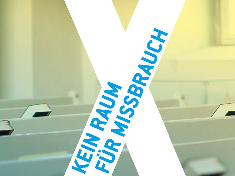 Leere weiße Sitzbänke einers Kirchenraumes mit einem Überdimensionierten X als Symbol zu Kein Raum für Missbrauch